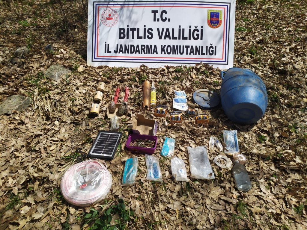 Tatvan’daki iki sığınağın içinde 5 adet el bombası ele geçirildi