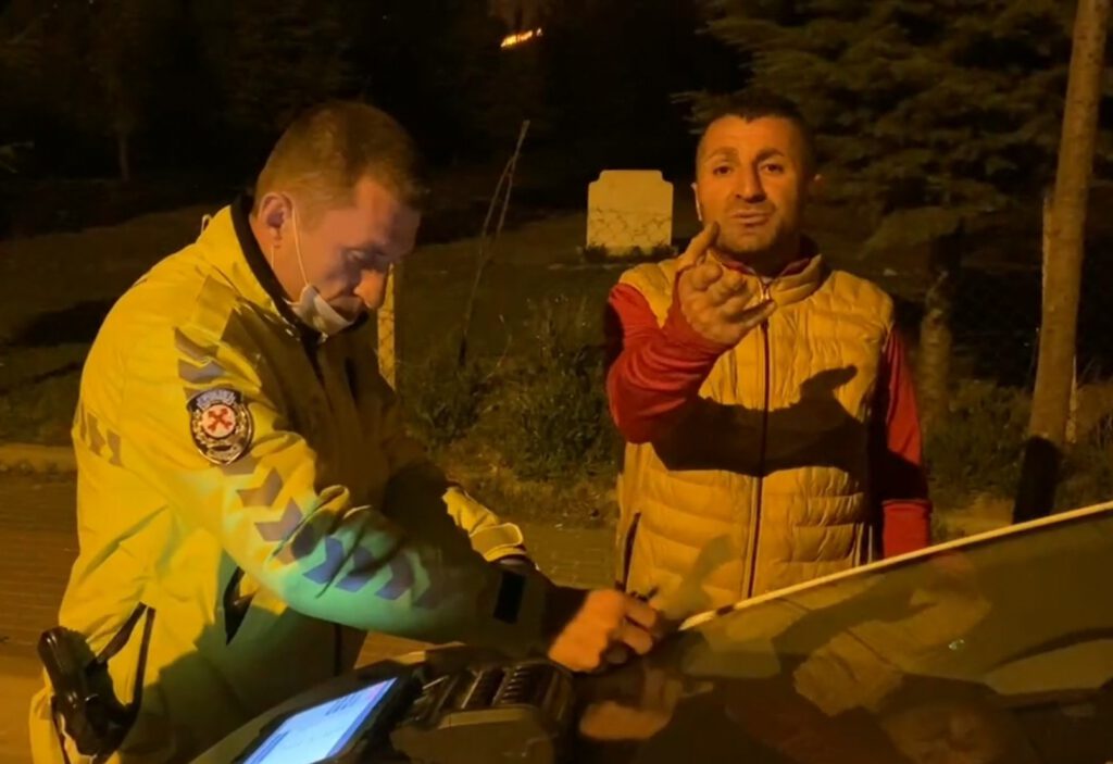 Polisi görünce böyle kaçtılar