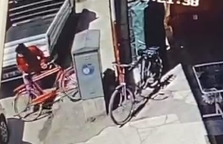 İnegöl’de bisiklet hırsızlığı anbean kamerada