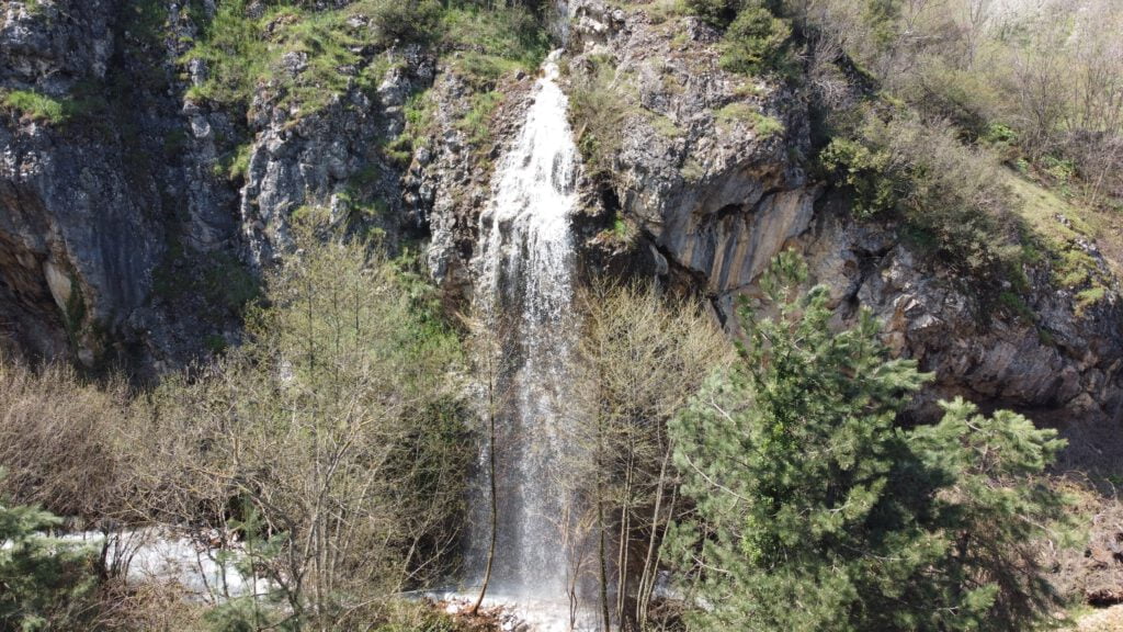 Yoğun yağış sonrası 15 metrelik şelale oluştu