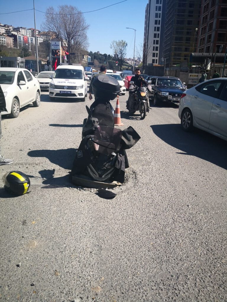 Motosikletli kurye rögara düştü