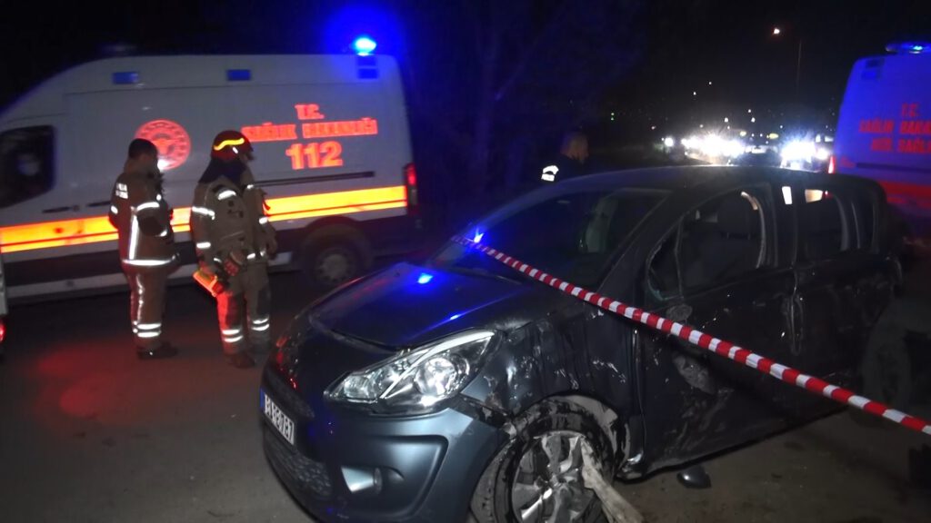 Aşırı hız sonucu köprüye vurdu: 3 ağır yaralı