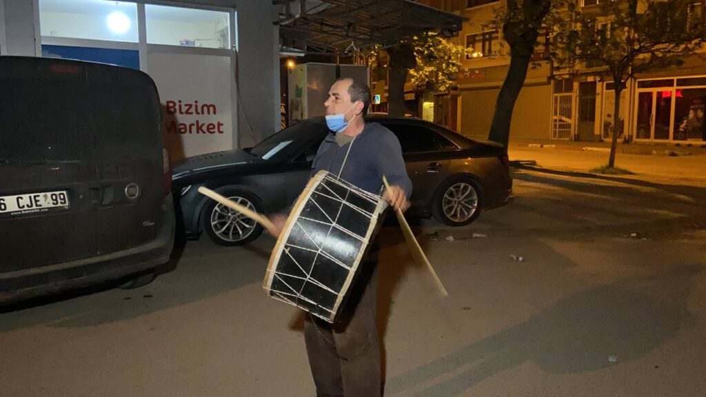 Ramazan davulcusu 30 yetim çocuğu sevindirdi