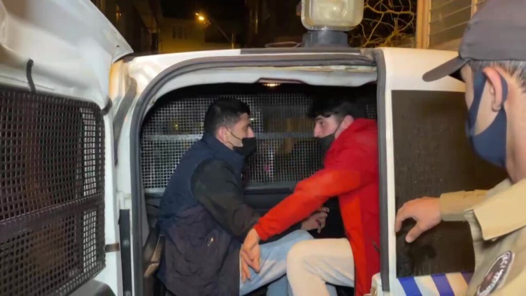 Gece bekçilerinden kaçtı, park halindeki kamyonetin altında yakalandı