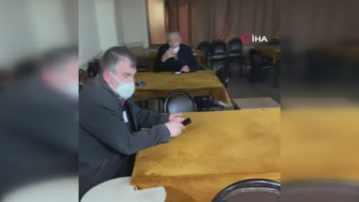 Polis kahvehaneyi basınca camdan kaçmaya çalıştı