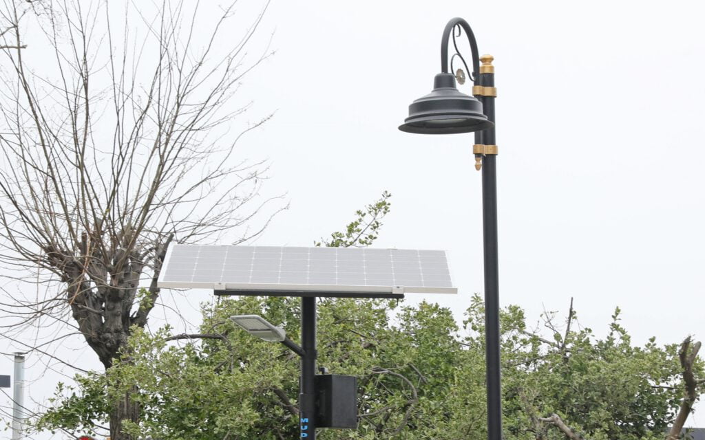 MUDANYA’DAKİ PARKLAR GÜNEŞ ENERJİSİYLE AYDINLATILIYOR