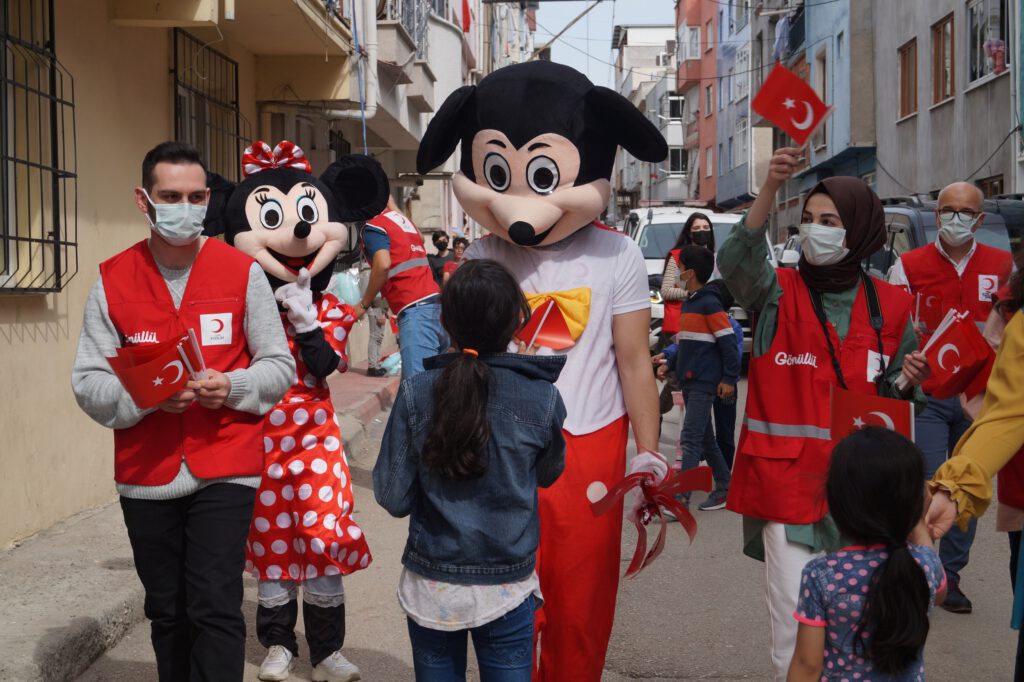 GENÇ KIZILAY BURSA’DAN ÇOCUKLARA BAYRAM SÜRPRİZİ