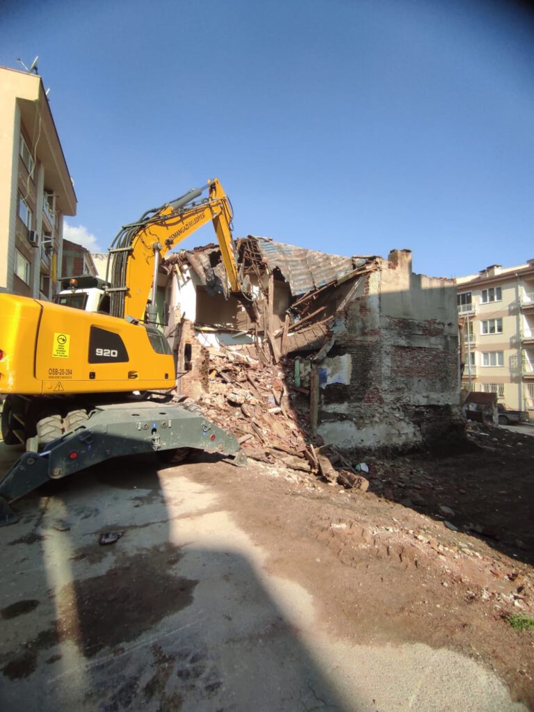 Osmangazi’deki iki katlı metruk bina yıkıldı