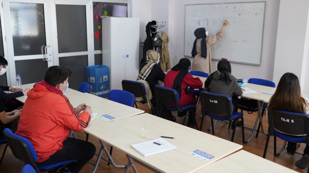 YILDIRIM BELEDİYESİ, GENÇLERİ ÜNİVERSİTEYE HAZIRLIYOR