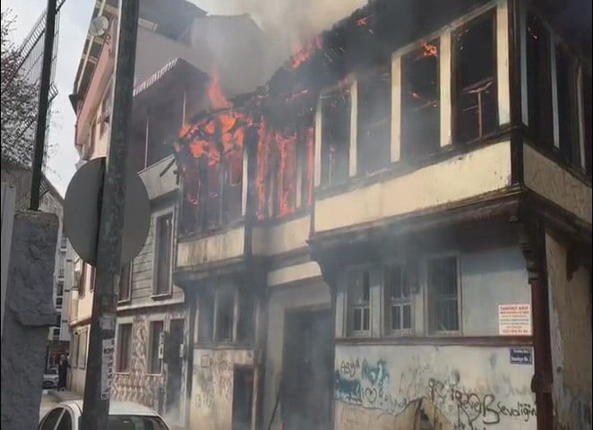 İnegöl’de evi ateşe verip kaçtılar