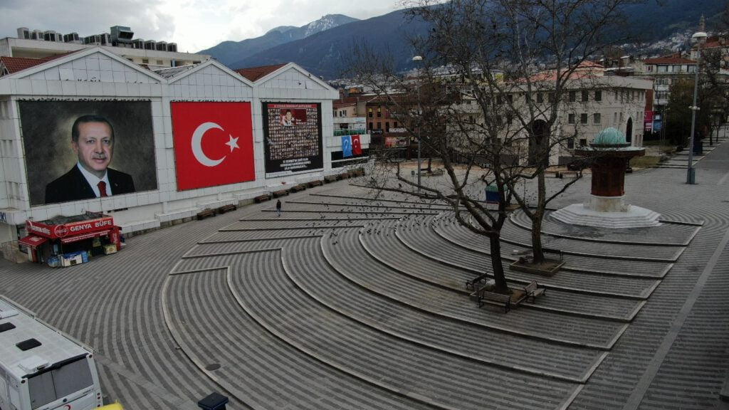 Bursa Sessi̇zli̇ğe Büründü