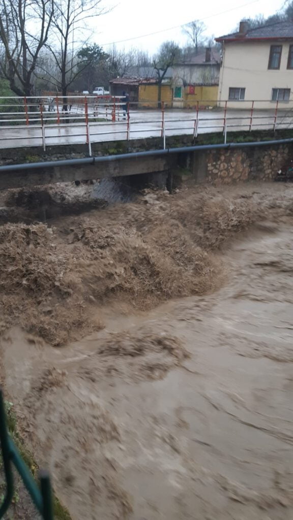 Bursa’da dereler taşma noktasına geldi̇