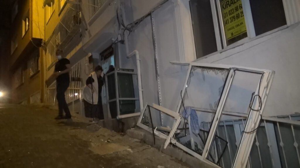 Çakmak Gazı Bomba Gi̇bi̇ Patladı, Pencereyi̇ Yeri̇nden Söktü
