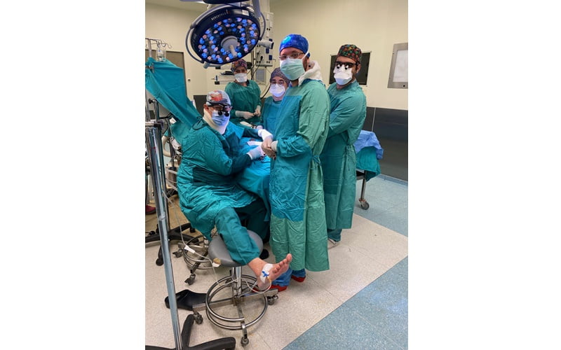 Ameliyat sırasında fenalaşan doktor operasyona işte böyle devam etti!