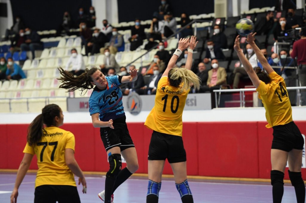 Mavi̇ Kelebekler, yarı fi̇nale yükselmek isti̇yor