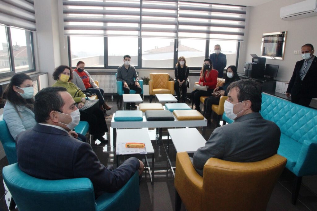 Öğrenci̇ler Yeni̇ Eği̇ti̇m Yuvalarına Kavuştu