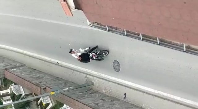 Aynı Kadın Yi̇ne Olay Çıkardı…o Anlar Kameraya Yansıdı