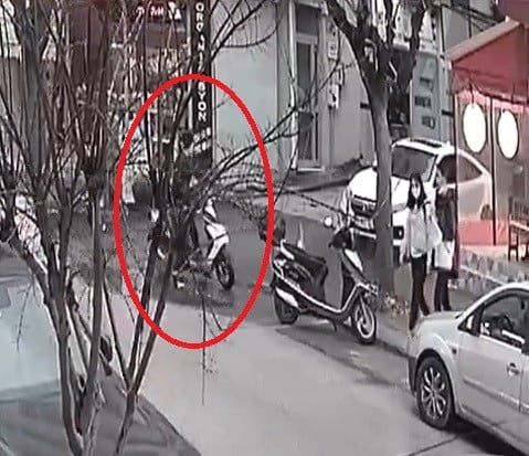 Kaşla göz arasında motosi̇kleti̇ çalıp kayıplara karıştı