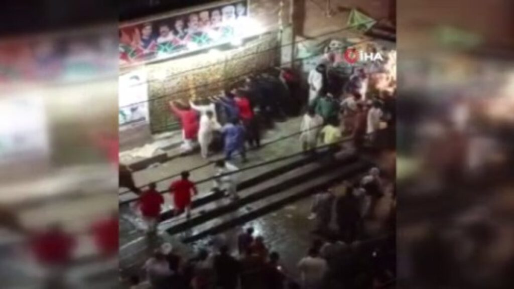 Pakistan’da türbeler kapandı halk polisle çatıştı