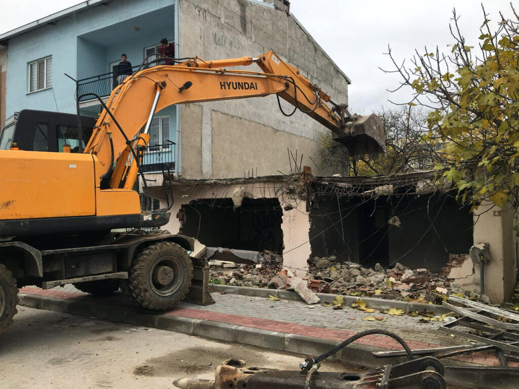 Osmangazi’de metruk binalar bir bir yıkılıyor!