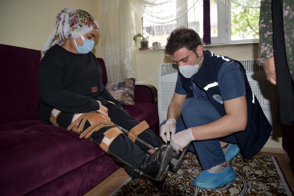 Genç kız ilk adımını 17 yıl sonra attı!