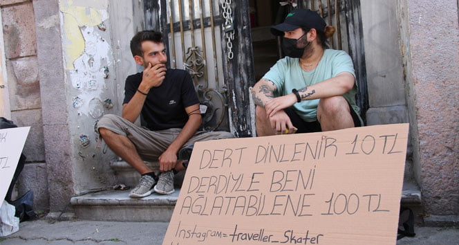 Kendisini ağlatana 100 lira veriyor