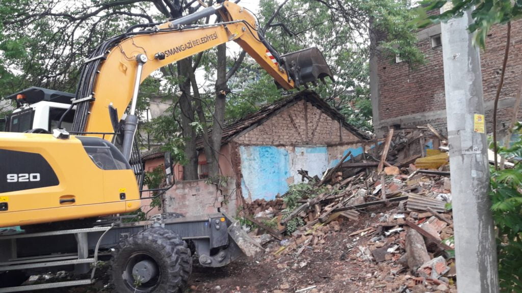 Metruk Binalar Tek Tek Yıkılıyor