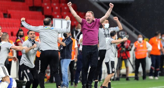 Şampiyon Beşiktaş oldu! Sergen Yalçın tarihe geçti!