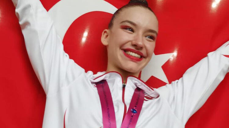Ayşe Begüm Onbaşı’ya bir onur daha! Organizasyonun en iyi sporcusu seçildi!