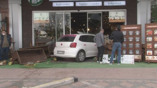 Fren yerine gaza basınca dükkana daldı