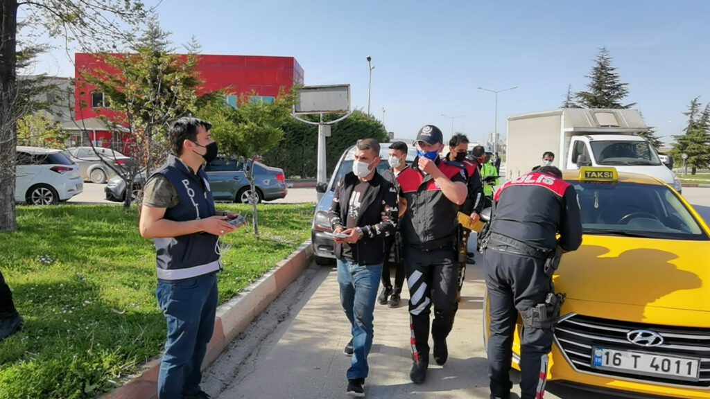 Hırsızlık şüphelileri, ticari taksiyle seyahat ederken yakalandılar