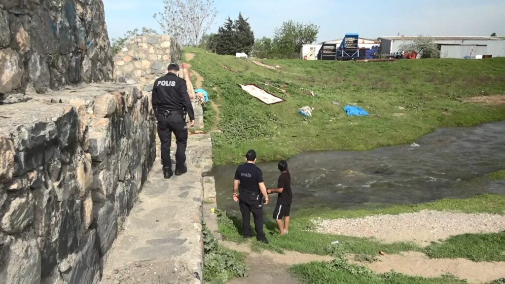 Derede yüzenler polisi görünce böyle kaçtı