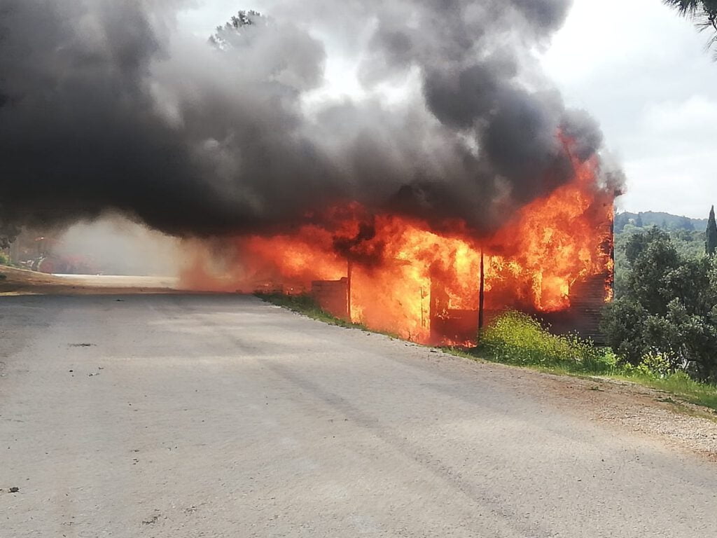 Mudanya’da 2 bağ evi küle döndü
