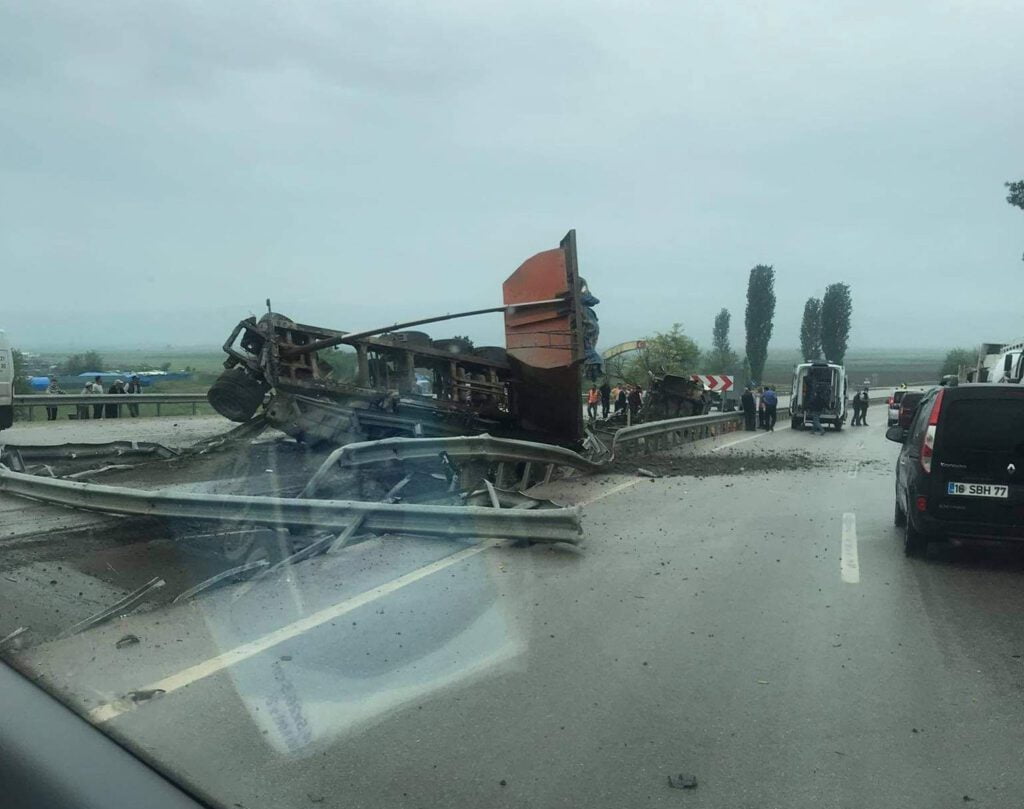 Hafriyat yüklü tır dehşet saçtı!