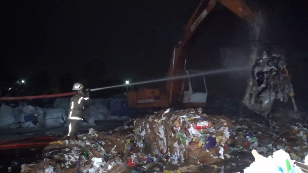 Geri dönüşüm tesisinde felaketin eşiğinden dönüldü!