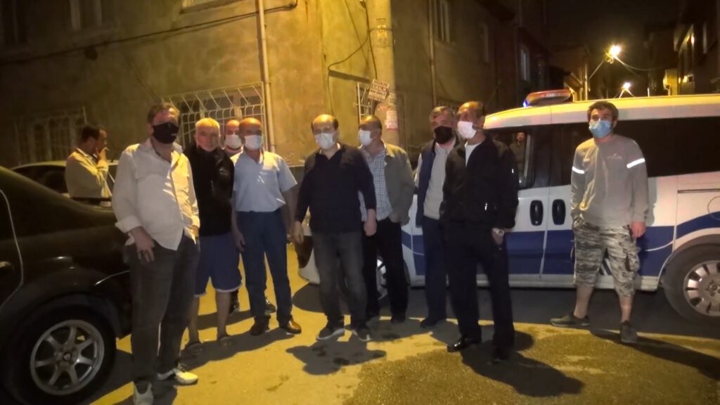 Öfkeli mahalleliyi polis sakinleştirdi!