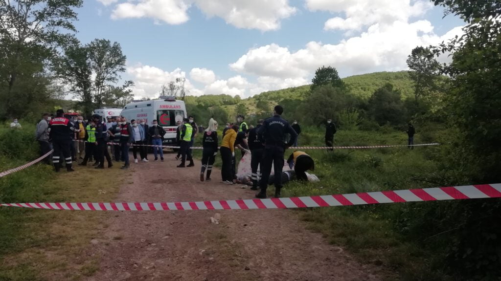 Tartıştığı aileyi tarlada canice öldürdü!