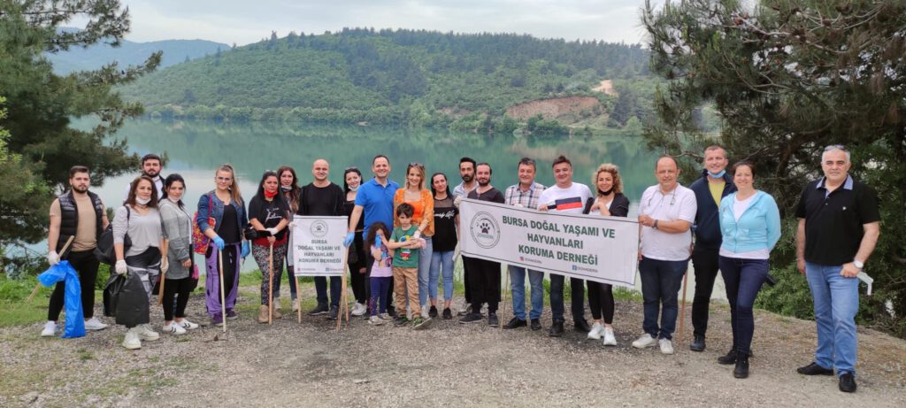 Bursalı çevreciler hem doğayı temizlediler hem de hayvanları beslediler!