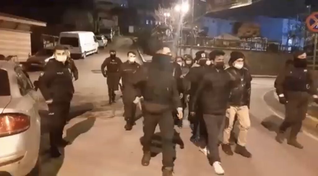 Bangladeşli 16 göçmen kaçamadan yakalandı!