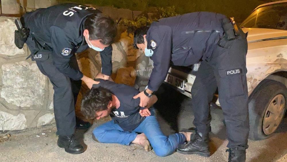 Boş yolda duvara çarptı, polisi hırsızlıkla suçladı!