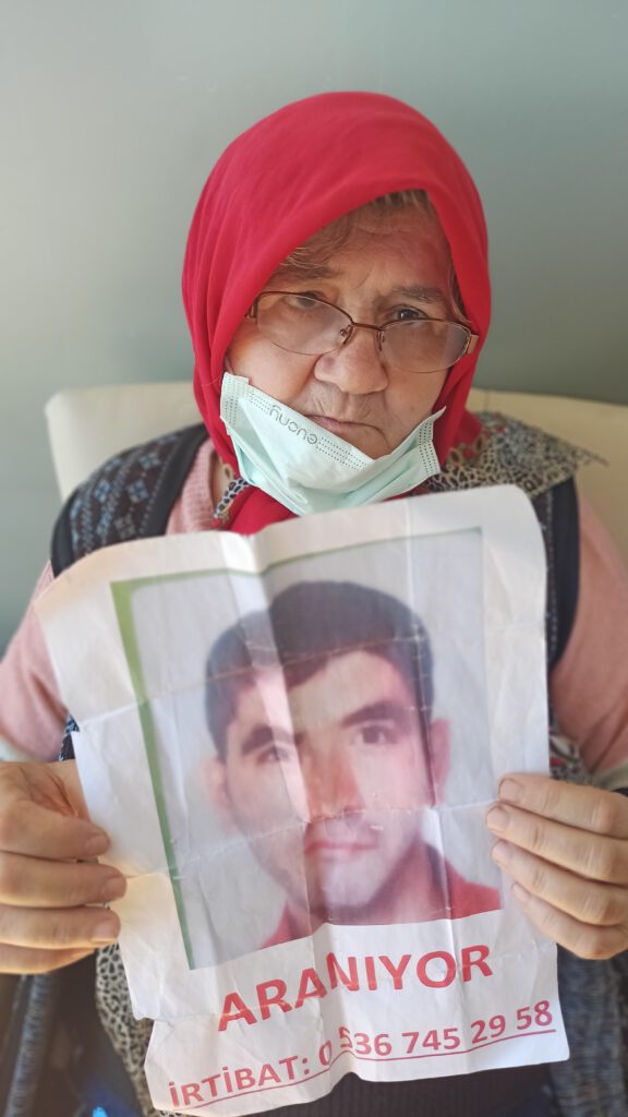 Kapı kapı dolaşıp engelli oğlunu arıyor