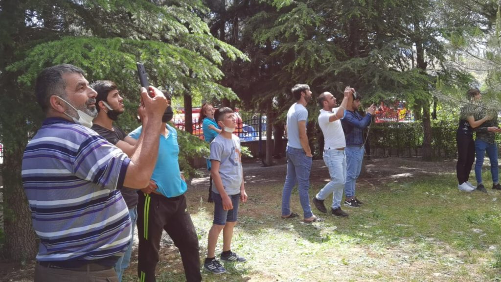 Yangın site sakinlerini sokağa döktü