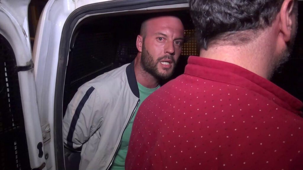 Bekçilerin üzerine pompalıyla yürüdü