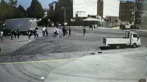 Sevgilileri barıştırmak isterken kuşun yağdırdılar