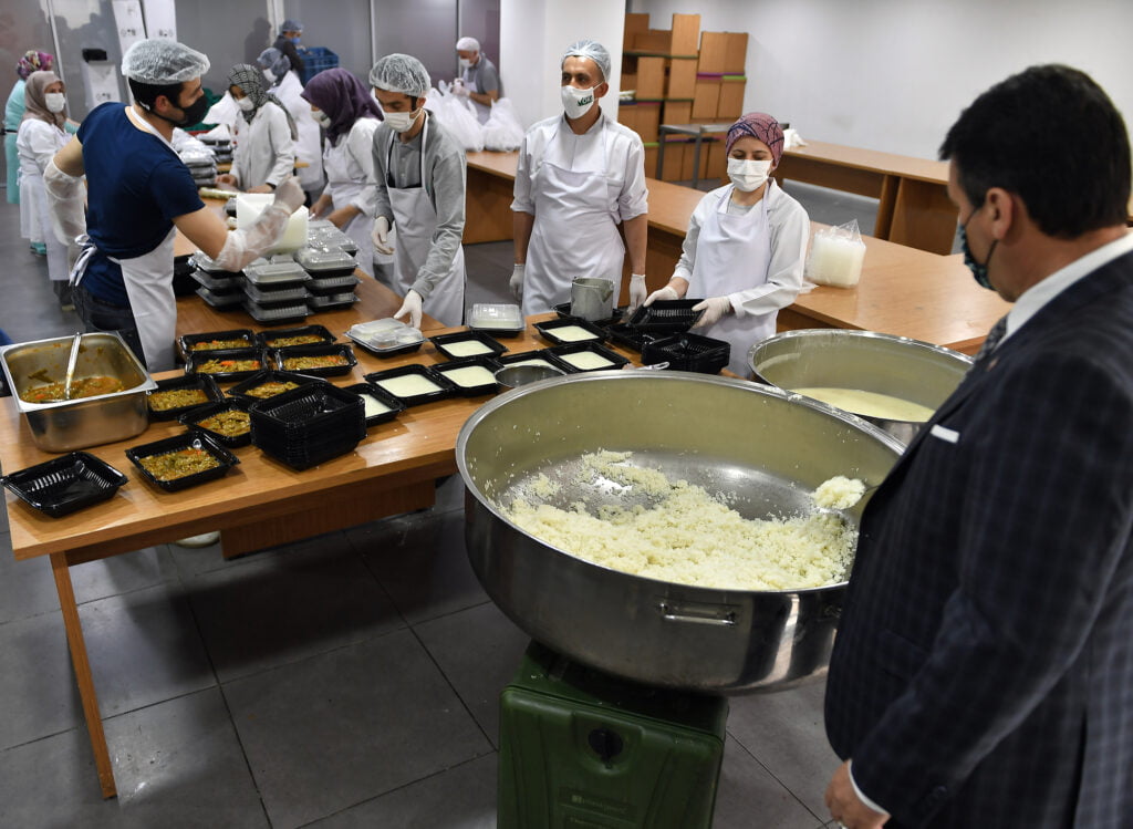 Osmangazi’de, günlük 2500 kişiye sıcak yemek