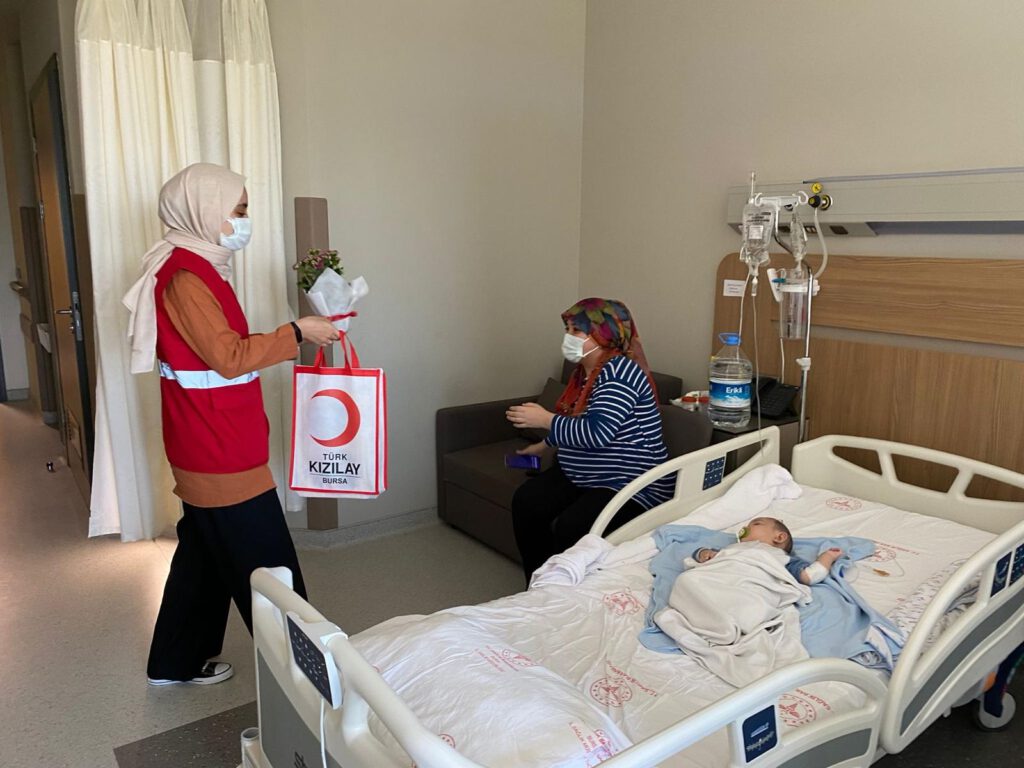 TÜRK KIZILAY BURSA SEVGİ BOHÇASI İLE YÜZLERİ GÜLDÜRDÜ