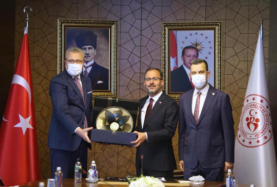 Bakan Kasapoğlu’ndan Karacabey’in spordaki atılımlarına övgü