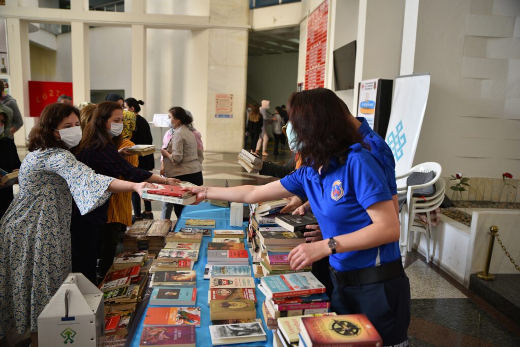 Kitapla umut yolculuğuna Büyükşehir büyük destek