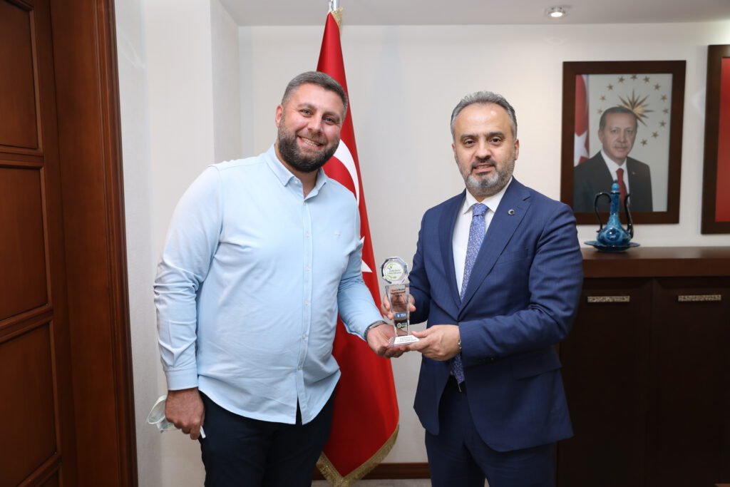 Çevreci istasyonlar ödüllerini Başkan Aktaş’tan aldılar