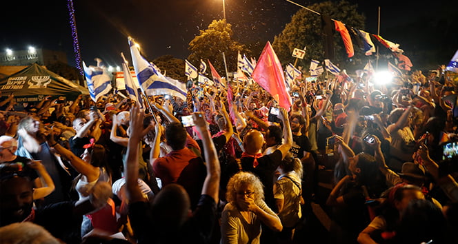 İsrail’de binlerce kişi Netanyahu’nun gidişini kutladı